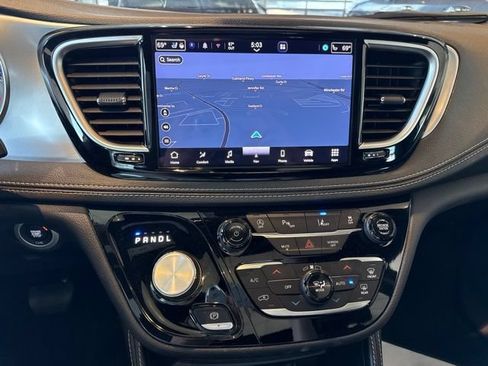 Used 2026 Chrysler Pacifica Limited FWD image 4
