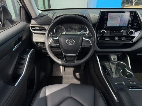 Used 2022 Toyota Highlander XLE AWD/4WD image 15
