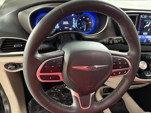 Used 2023 Chrysler Pacifica Touring-L FWD image 36