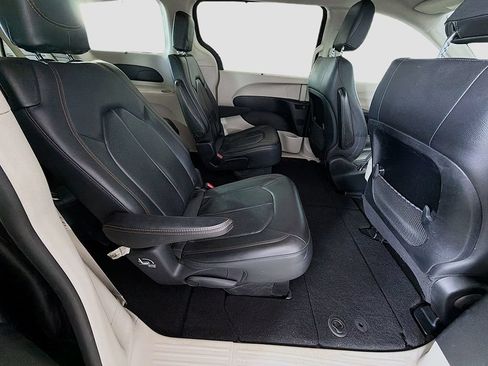 Used 2019 Chrysler Pacifica Touring-L FWD image 25