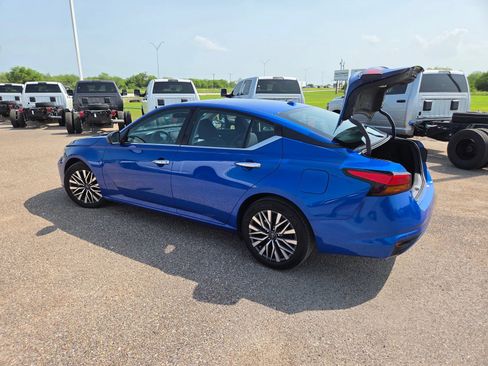 Used 2025 Nissan Altima 2.5 SV FWD image 25