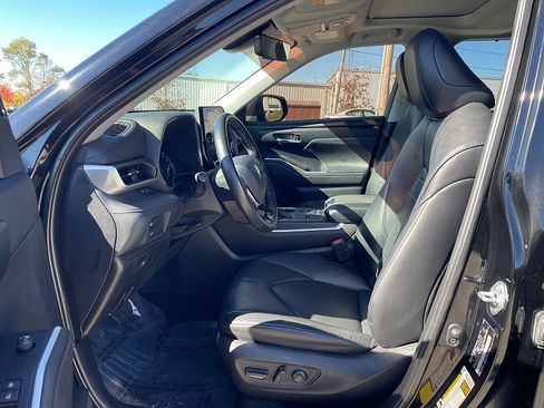 Used 2020 Toyota Highlander XLE image 13