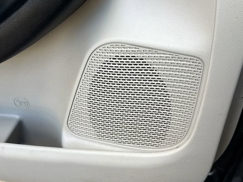 Used 2021 Chrysler Voyager Lxi image 18