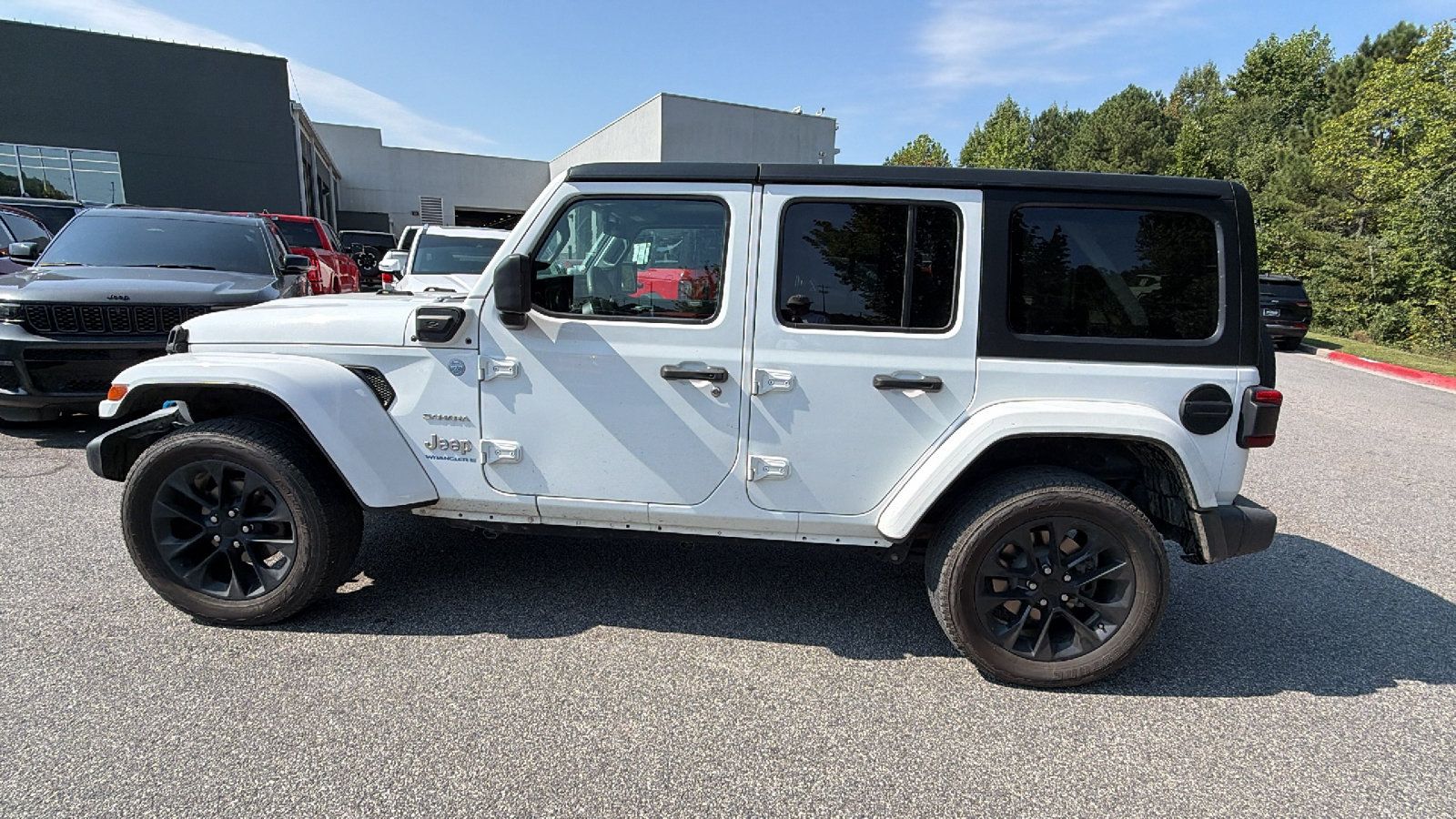 Used 2023 Jeep Wrangler Unlimited Sahara AWD/4WD image 11