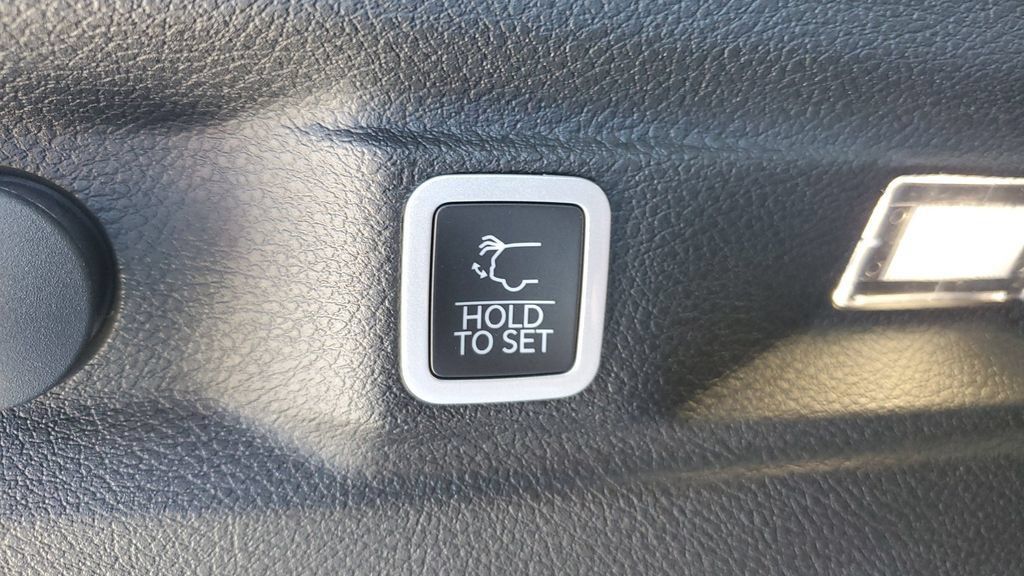 Used 2025 Jeep Grand Cherokee L Altitude AWD/4WD image 11