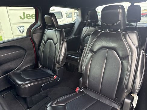 Used 2025 Chrysler Pacifica Select image 15