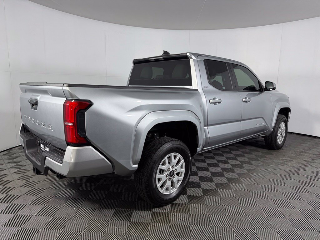 Used 2025 Toyota Tacoma SR5 AWD/4WD image 5