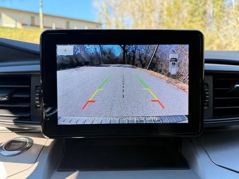 Used 2023 Ford Explorer XLT image 25