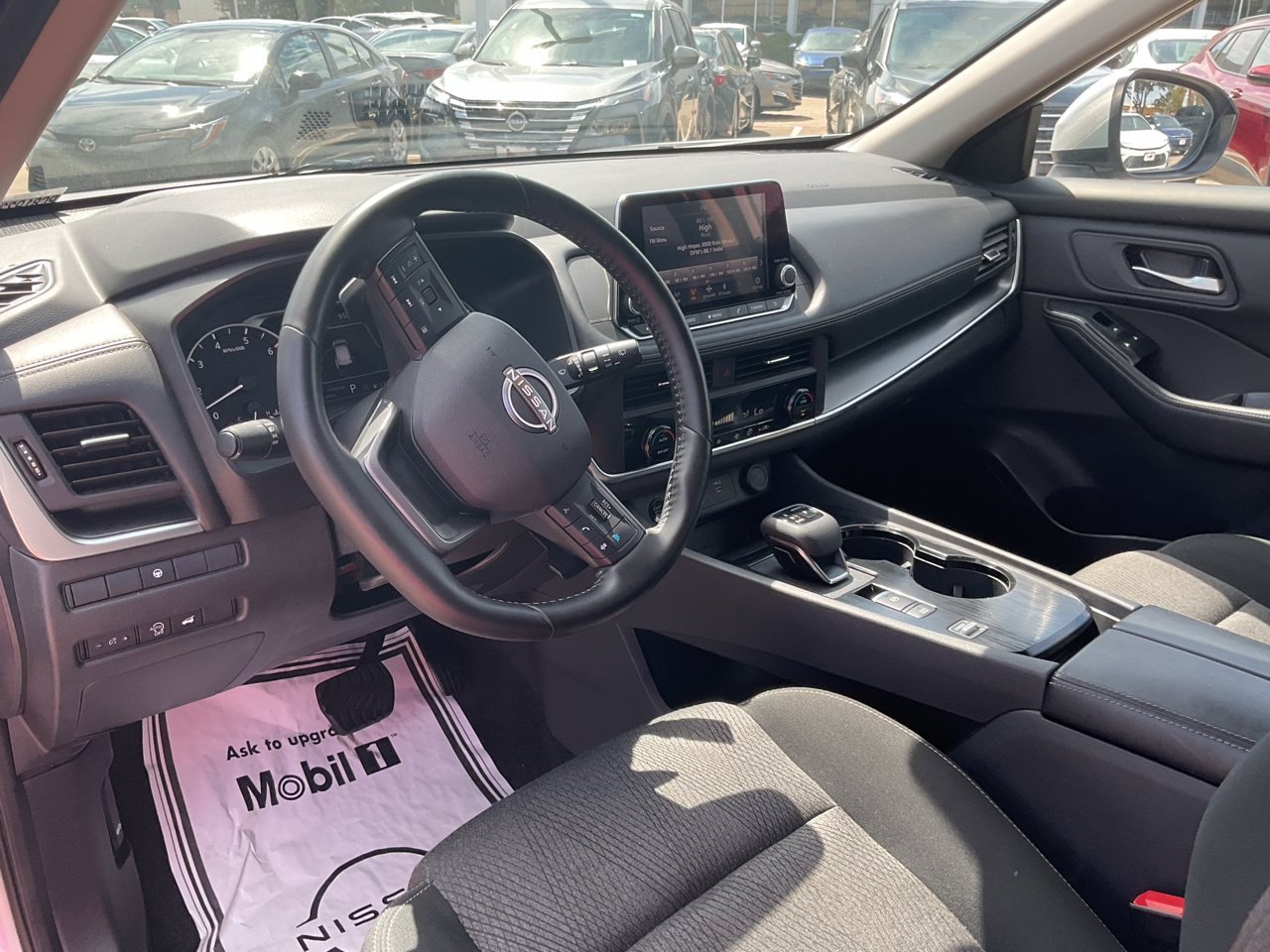 Used 2025 Nissan Rogue SV FWD image 12