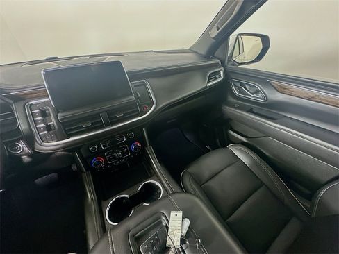 Used 2023 Chevrolet Suburban Premier image 11