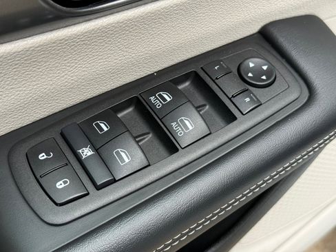 Used 2024 Chrysler Pacifica Touring-L image 9