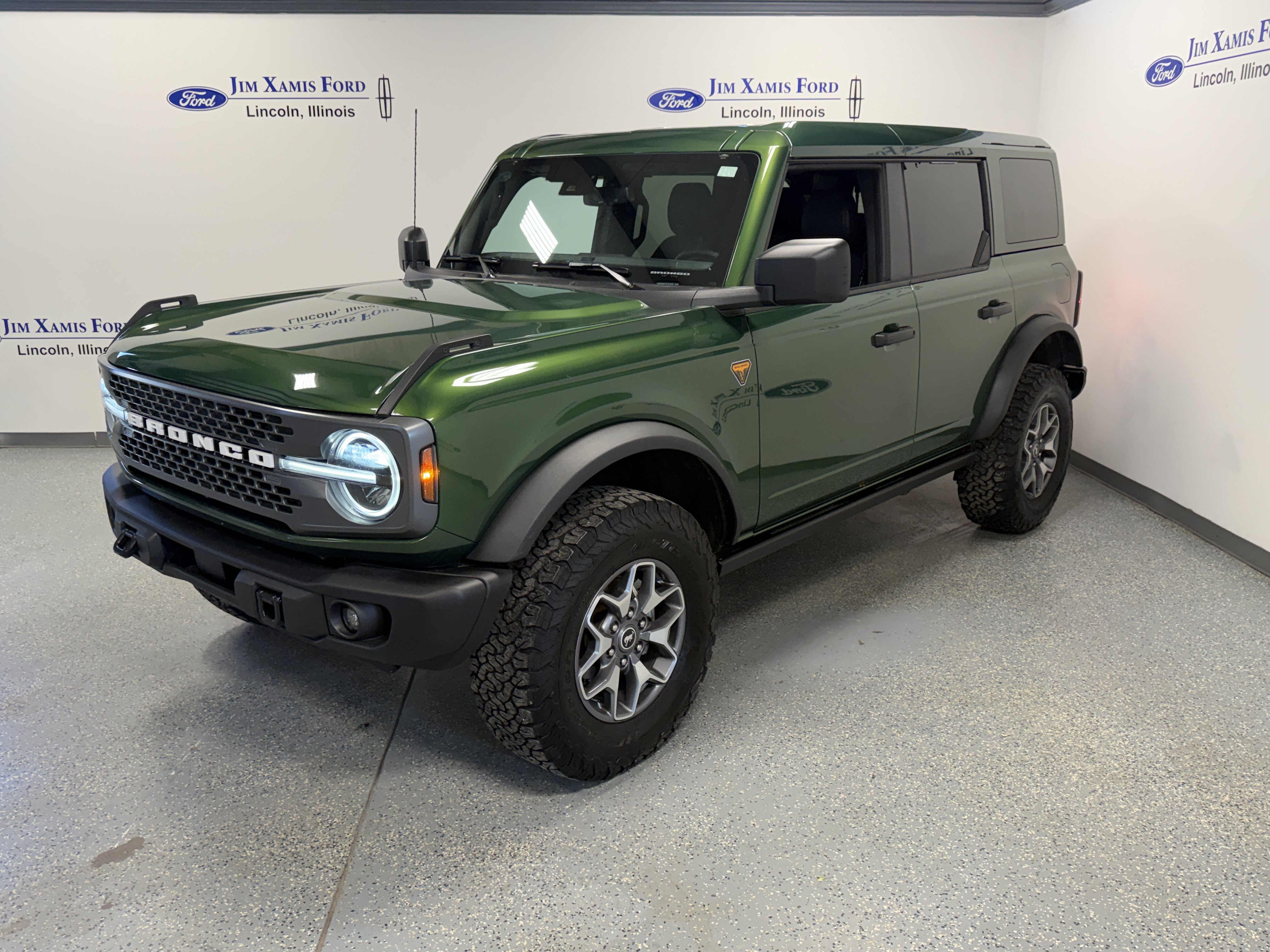 Used 2025 Ford Bronco Badlands AWD/4WD image 3