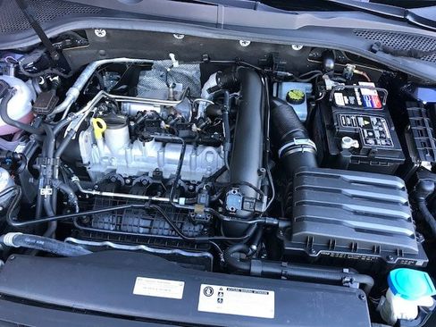 Used 2019 Volkswagen Golf SE image 11