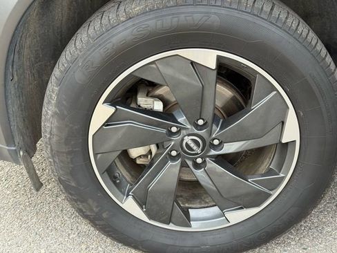 Used 2024 Nissan Rogue SV image 16