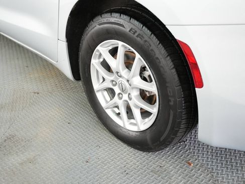 Used 2022 Chrysler Voyager LX FWD image 53