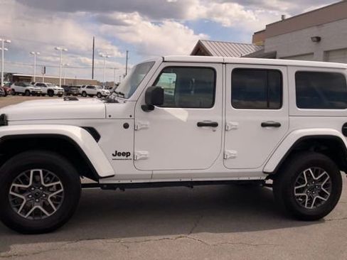 Used 2025 Jeep Wrangler Unlimited Sahara AWD/4WD image 6