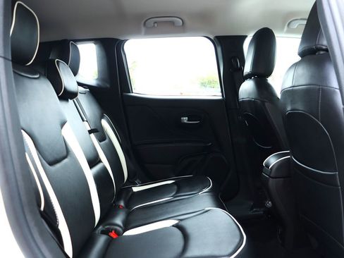 Used 2020 Jeep Renegade Latitude w/ Popular Equipment Group image 27