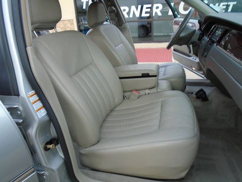 Used 2004 Lincoln Town Car Signature image 12