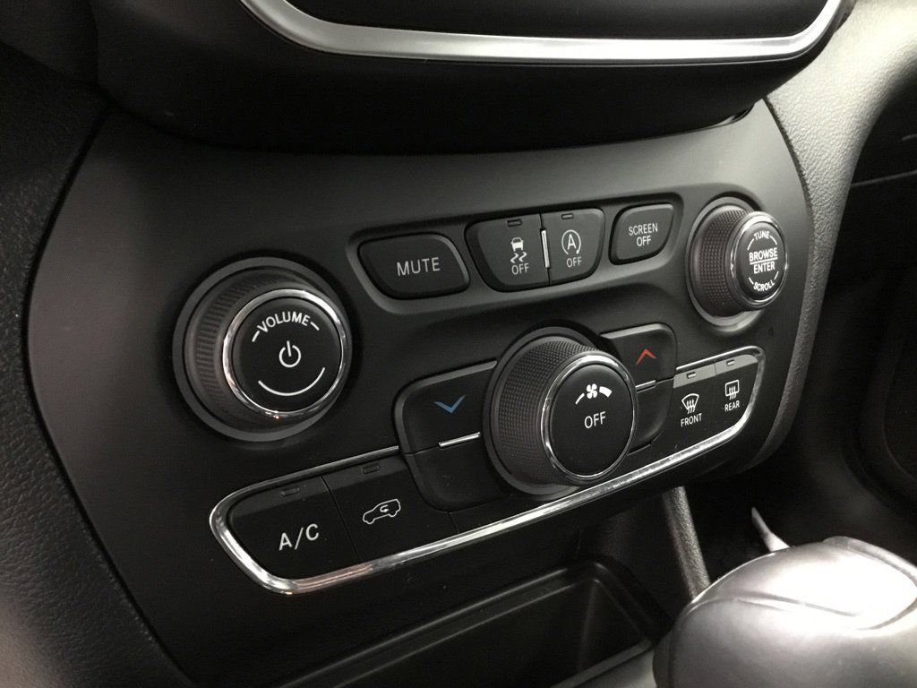 Used 2019 Jeep Cherokee Latitude Plus w/ Cold Weather Group AWD/4WD image 24