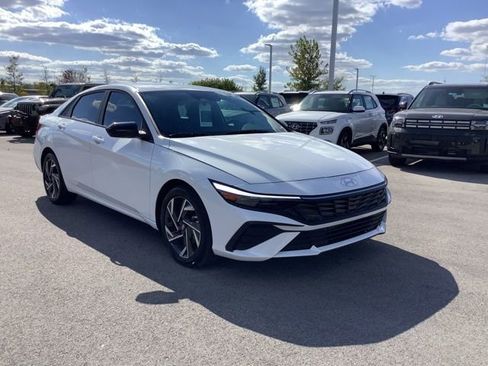 Certified 2025 Hyundai Elantra Sport image 4