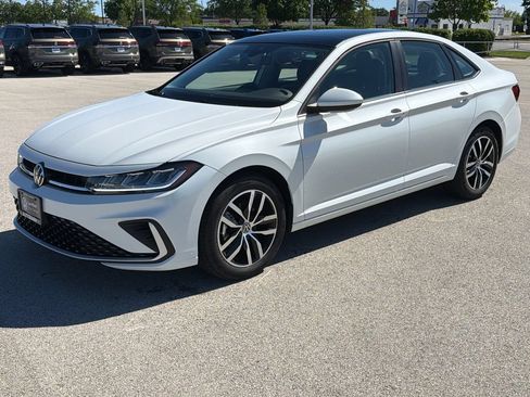 Used 2025 Volkswagen Jetta SE FWD image 3