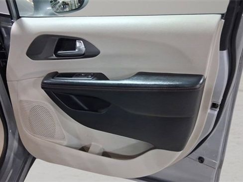 Used 2020 Chrysler Pacifica Touring-L image 17