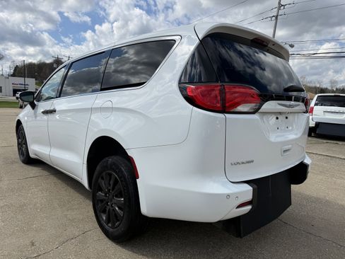 Used 2020 Chrysler Voyager L image 4