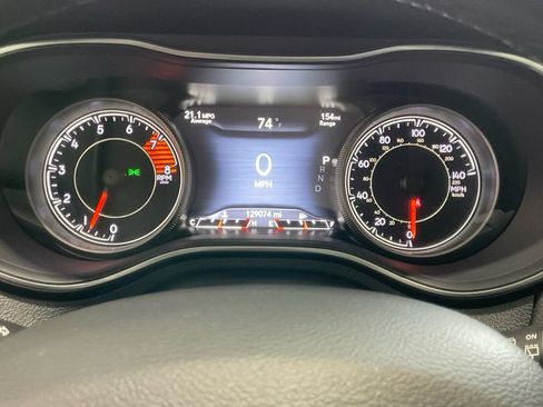 Used 2019 Jeep Cherokee Trailhawk AWD/4WD image 19