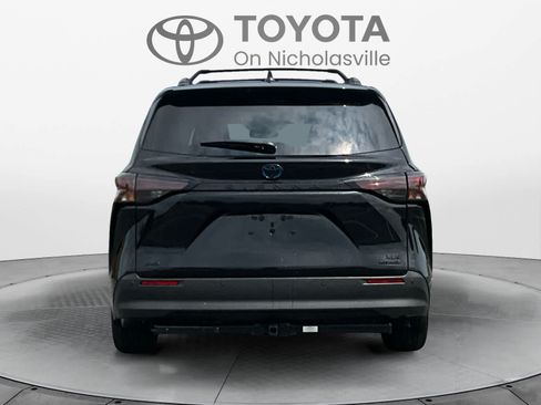 Used 2024 Toyota Sienna XLE Woodland Edition AWD/4WD image 4