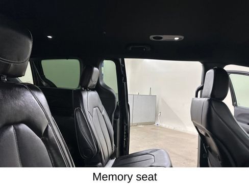 Used 2025 Chrysler Pacifica Select FWD image 27
