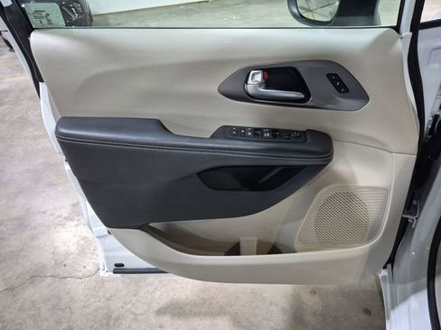 Used 2023 Chrysler Pacifica Touring-L FWD image 21