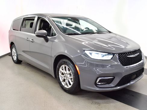 Used 2023 Chrysler Pacifica Limited FWD image 2