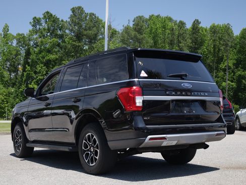 Used 2024 Ford Expedition XLT RWD image 3
