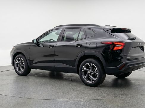 Used 2025 Chevrolet Trax LT FWD image 6