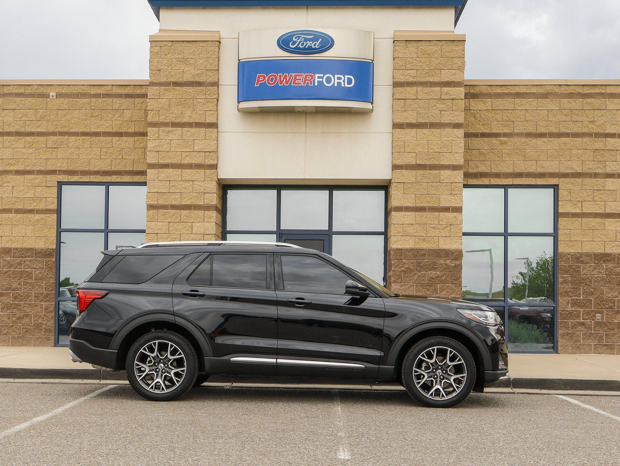 Certified 2025 Ford Explorer Platinum w/ Ultimate Package AWD/4WD image 5