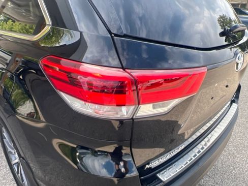 Used 2019 Toyota Highlander XLE AWD/4WD image 37