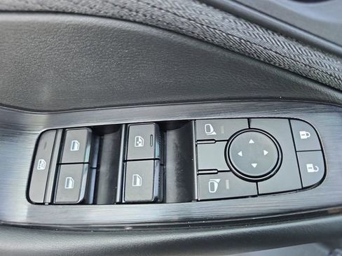 Used 2023 Nissan Rogue S image 29