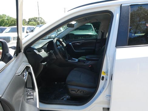 Used 2021 Toyota RAV4 XLE AWD/4WD image 12