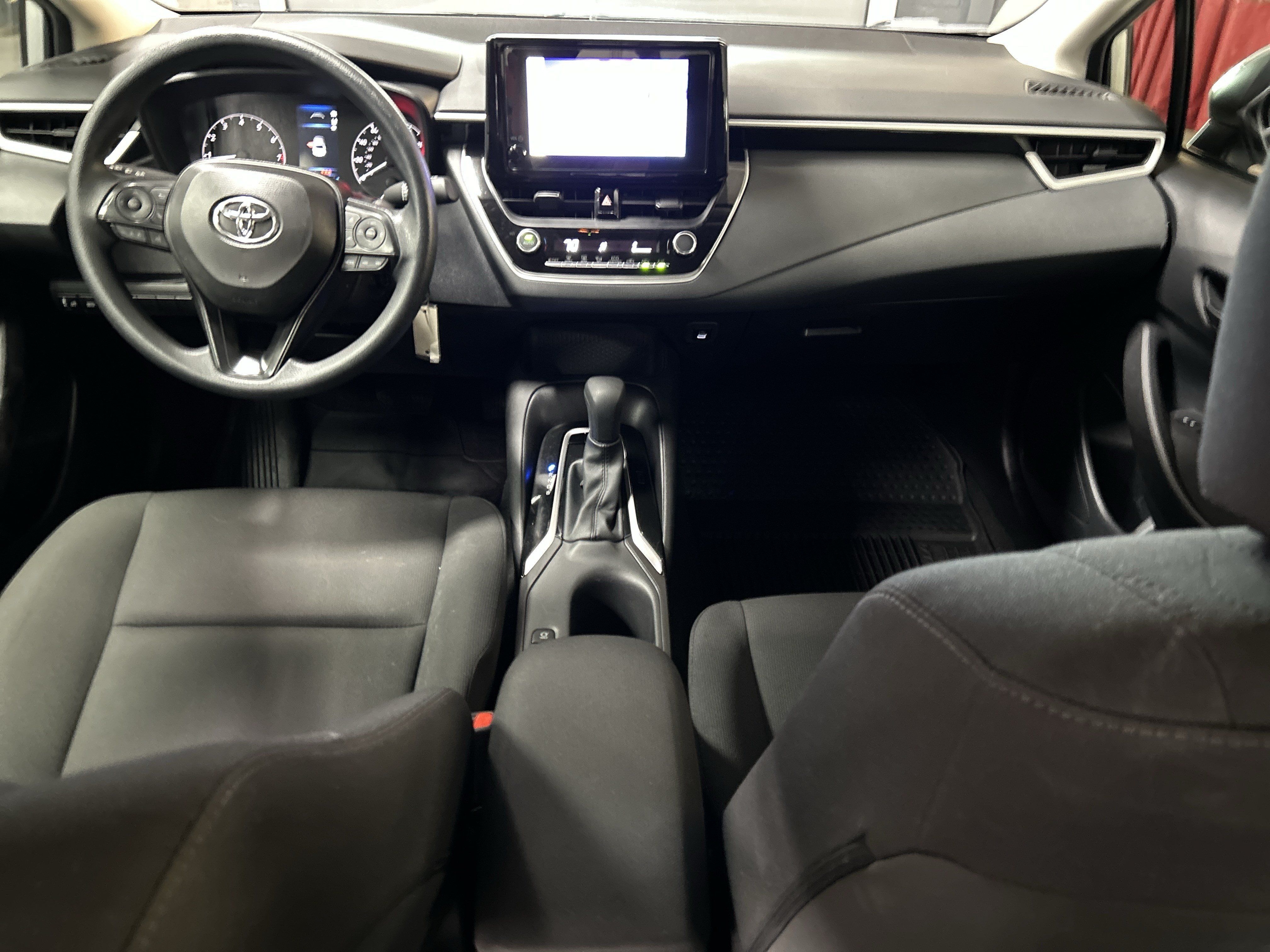 Used 2025 Toyota Corolla LE FWD image 28