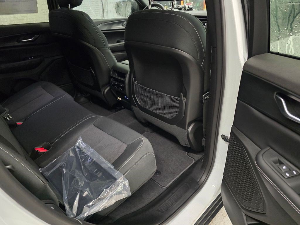 New 2027 Jeep Grand Cherokee Laredo X RWD image 32