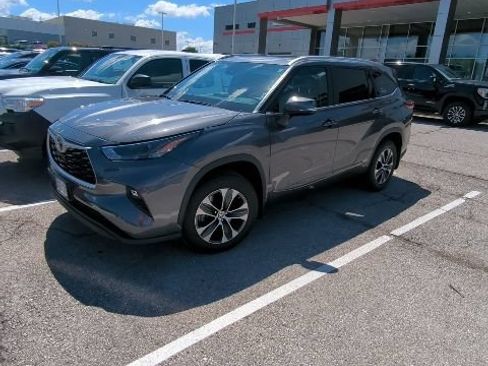 Used 2023 Toyota Highlander XLE AWD/4WD image 8