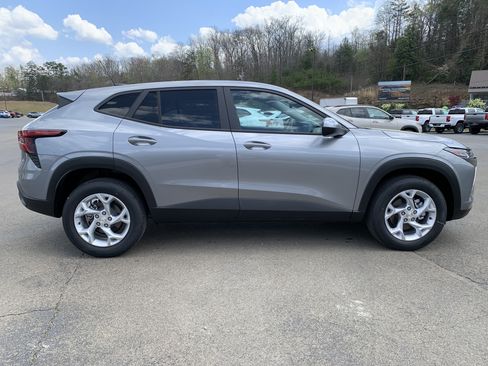 New 2026 Chevrolet Trax LS w/ LS Convenience Package FWD image 2