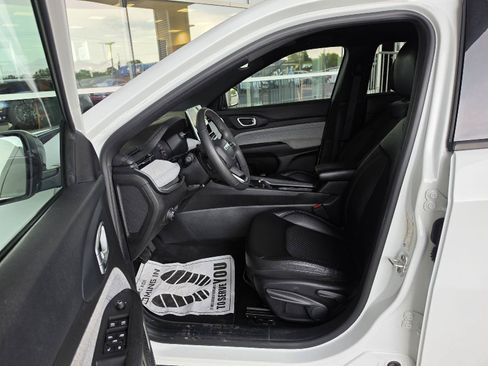 Used 2024 Jeep Compass Latitude AWD/4WD image 19