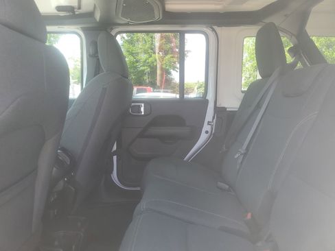 Used 2025 Jeep Wrangler Unlimited Sahara AWD/4WD image 12