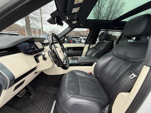 Used 2023 Land Rover Range Rover Long Wheelbase SE image 11