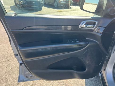 Used 2018 Jeep Grand Cherokee Laredo image 20