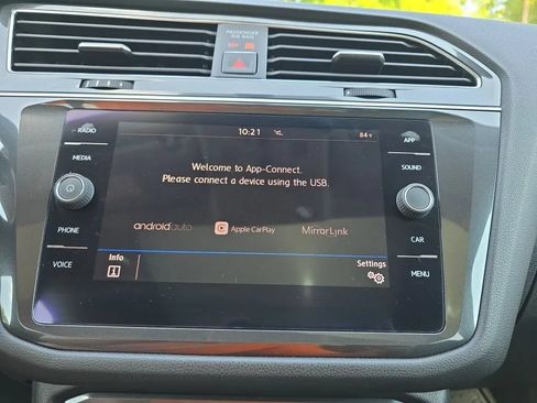 Used 2018 Volkswagen Tiguan SE w/ Panoramic Sunroof Package FWD image 29