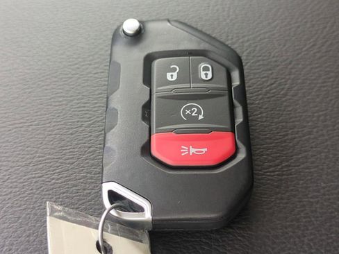 Used 2025 Jeep Wrangler Unlimited Sahara w/ Safety Group AWD/4WD image 31