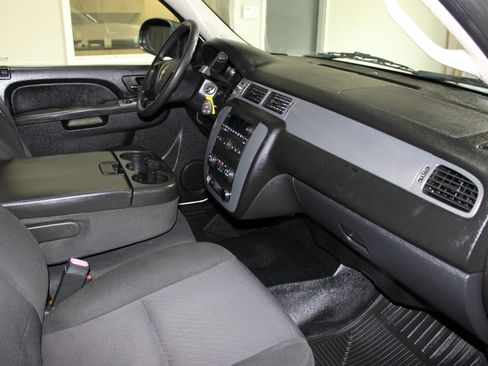 Used 2011 Chevrolet Suburban 2500 RWD image 22