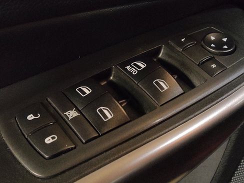 Used 2019 Jeep Cherokee Latitude w/ Cold Weather Group image 27